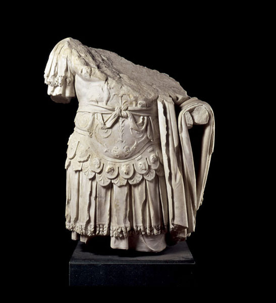 Sezione introduttiva al Foro di Traiano: statua loricata acefala