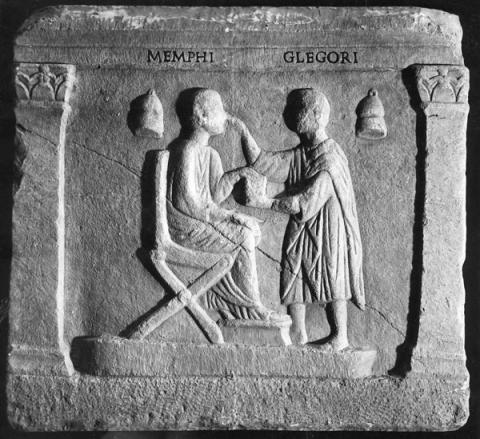 Calco di rilievo da sarcofago con oculista al lavoro - Museo della Civiltà Romana di Roma