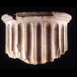 Frammento di fusto rudentato di colonna (estremità superiore del fusto o sommoscapo)