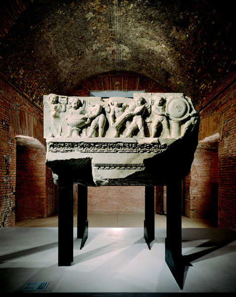 Sala introduttiva al Foro di Cesare: fregio-architrave con amorini dalla cella del Tempio di Venere Genitrice