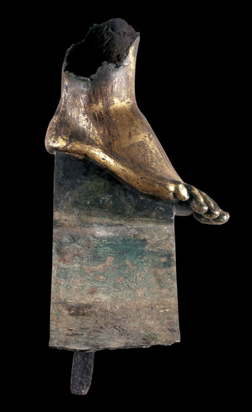 Sezione introduttiva al Foro di Augusto: piede in bronzo dorato probabilmente appartenente ad una Vittoria alata