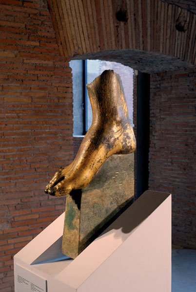 Frammento di statua femminile di Vittoria (piede destro)