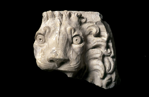 Frammento di cornice con mensole (fascia sagomata terminale superiore, o sima, con gocciolatoio a forma di testa di leone)