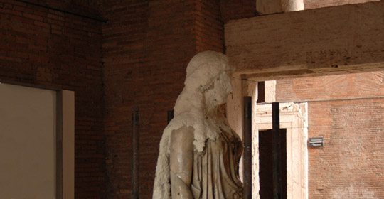 La Cariatide di Villa Corsini durante una fase di restauro