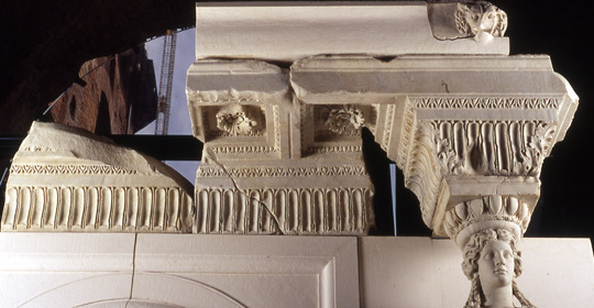 Ricomposizione dell’attico dei portici del Foro di Augusto (particolare).