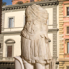 Statua maschile stante con corazza (acefala)