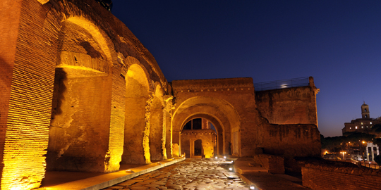 Veduta notturna dei Mercati di Traiano con l'arcone su via Biberatica