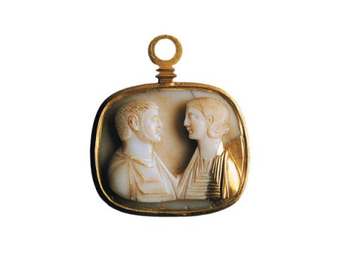 Medaglione d’oro di fattura moderna con cammeo del III secolo dopo Cristo raffigurante una coppia di sposi (dal Tesoro di Via Alessandrina)