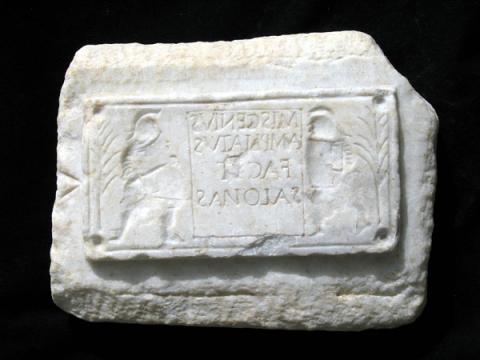 Fondo di matrice per vetro con stampo (Miscenio Ampliato di Salona) - Museo archeologico di Spalato (Croazia)