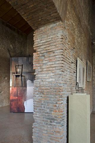 A sinistra installazione Porta della memoria (290x150x50 cm), a sinistra installazione Assoluto silenzio (14,5x20x25 cm). © Moreno Maggi Photographer